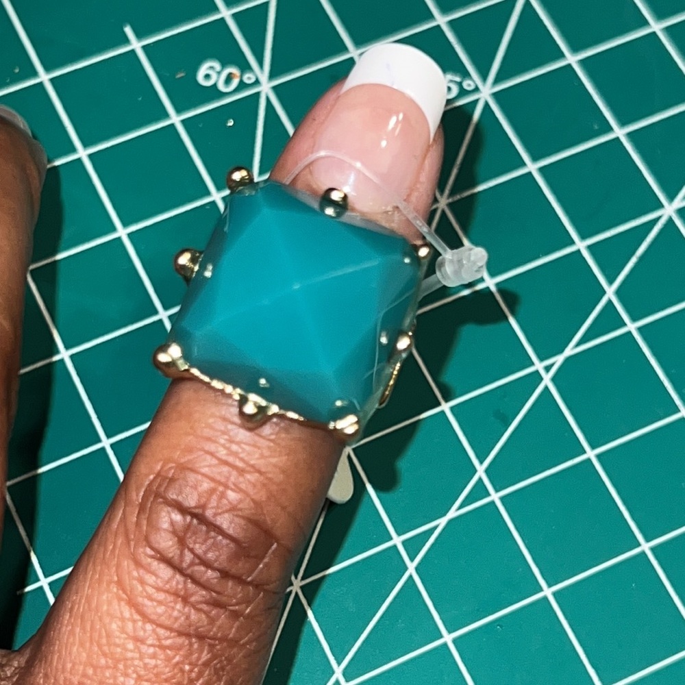 New PARA Ti Emerald Colored Faux Stone Stretchable Ring